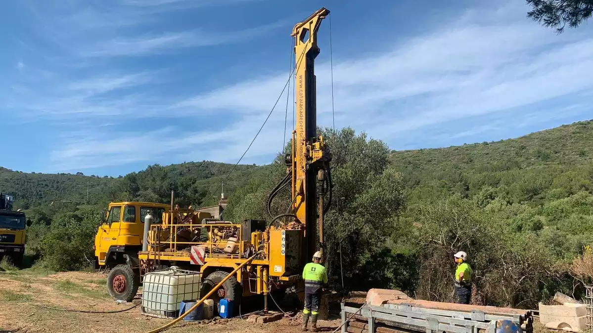 Moment del sondeig d'aigua en cerca d'un aqüífer a Roda de Berà