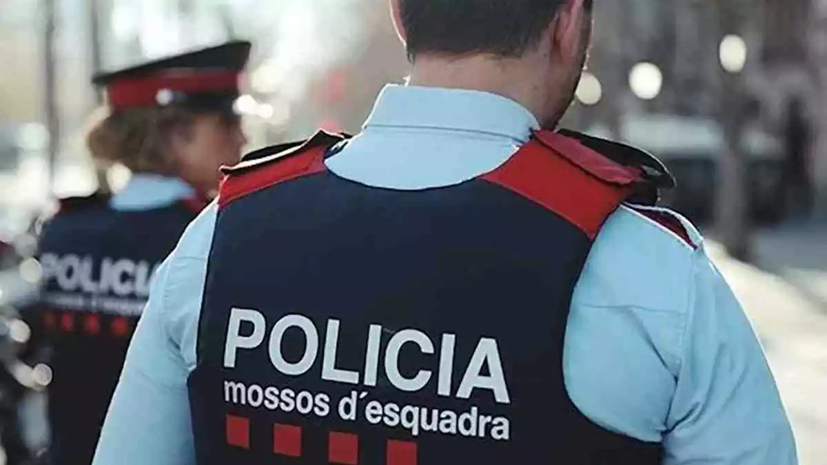 Dos agents dels mossos d'esquadra