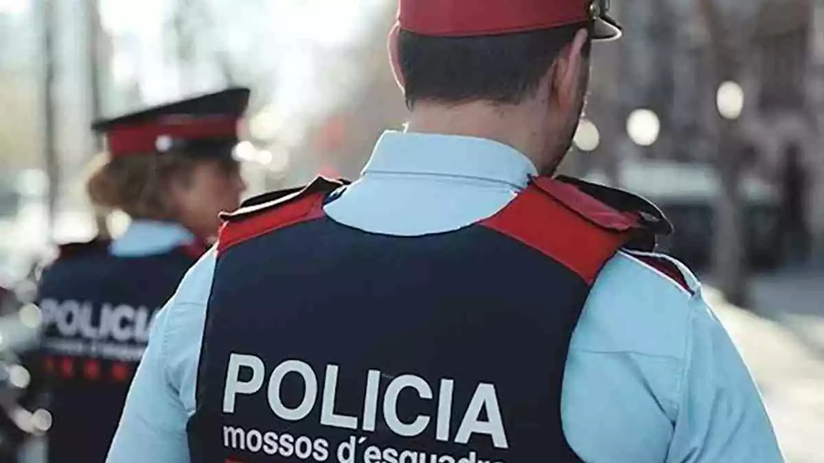 Dos agents dels mossos d'esquadra