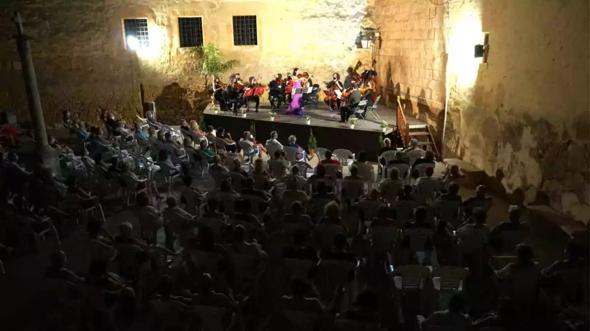Un dels concerts del FIM d'Altafulla celebrats a la plaça de l'Església.