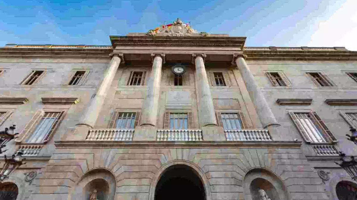 Façana de l'Ajuntament de Barcelona a la Plaça Sant Jaume