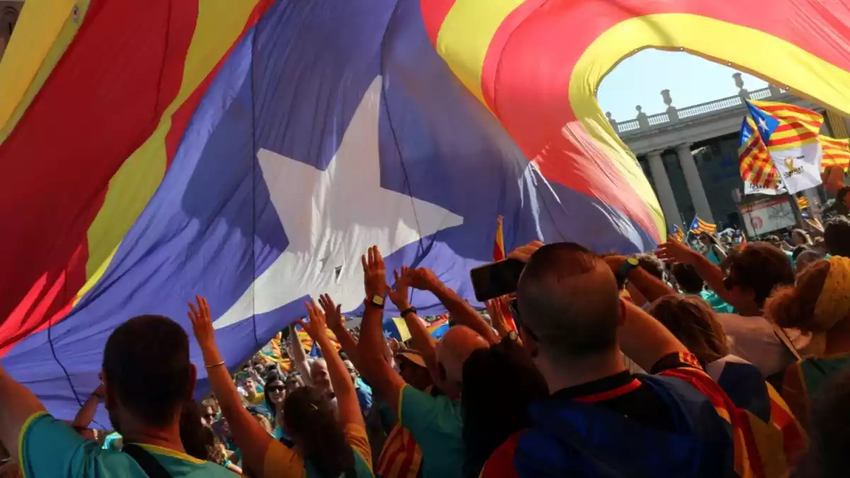 Una gran estelada passa per sobre de la manifestació a la Plaça Espanya, l'11 de setembre del 2019 a Barcelona