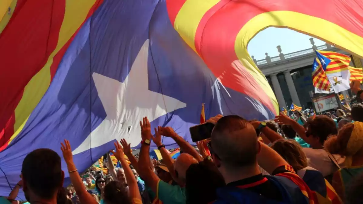Una gran estelada passa per sobre de la manifestació a la Plaça Espanya, l'11 de setembre del 2019 a Barcelona