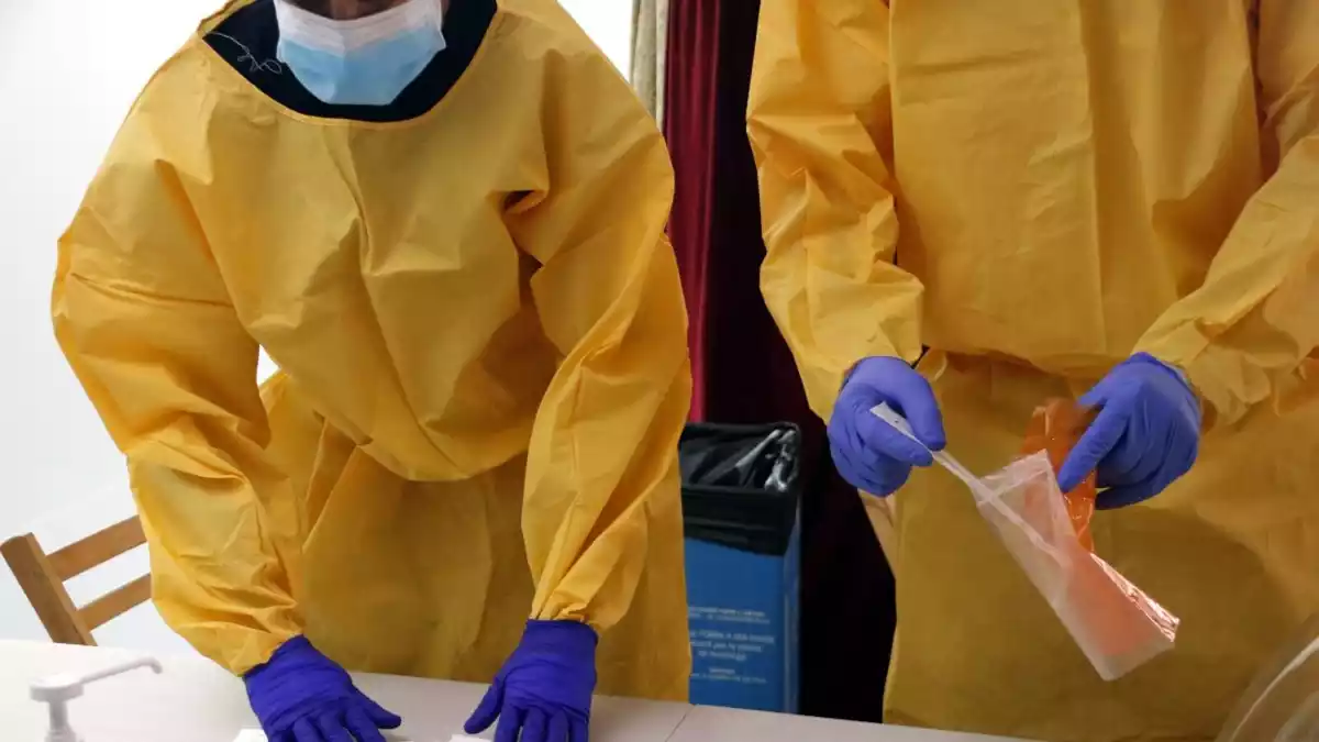 Dos sanitaris preparant proves PCR per al cribratge al Centre Cívic de l'Ereta de Lleida