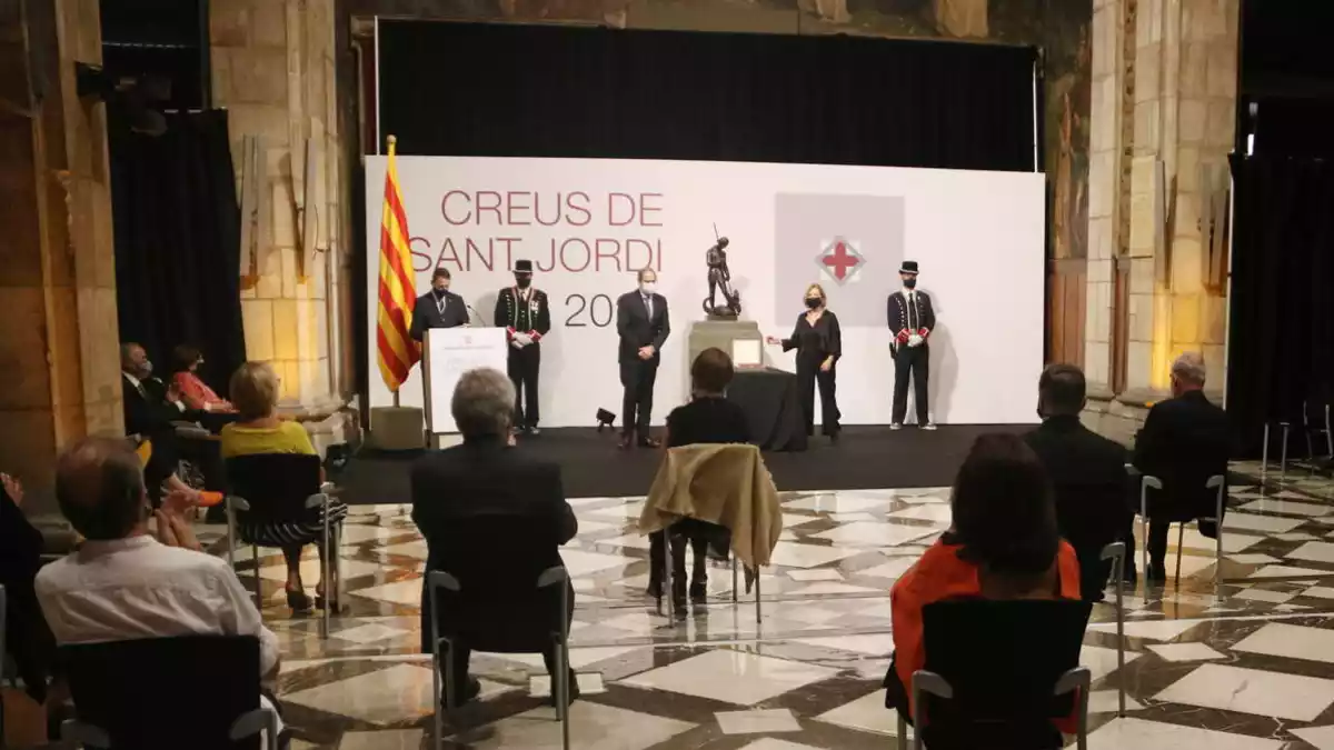 El Saló Sant Jordi, durant el lliurament de la Creu de Sant Jordi 2020 a Pro Discapacitats Fundació Privada Terrassenca recullen la distinció