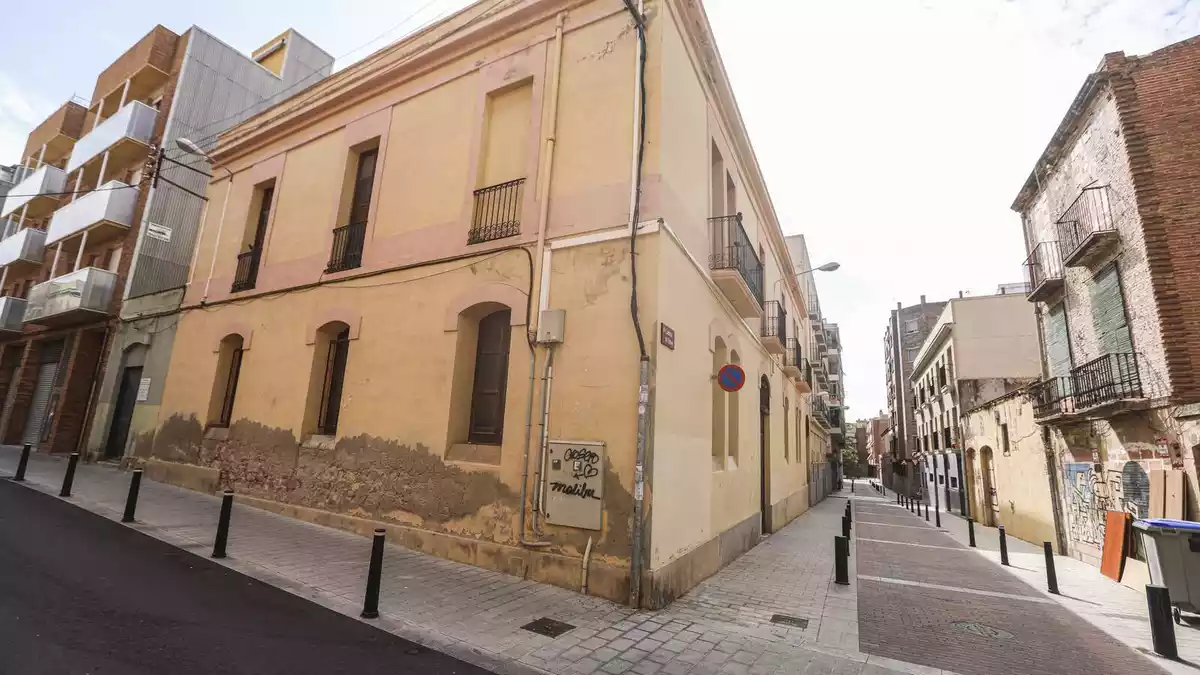 Cantonada del carrer de Vidal amb el carrer Alt de Sant Pere, on hi ha l'església protestant