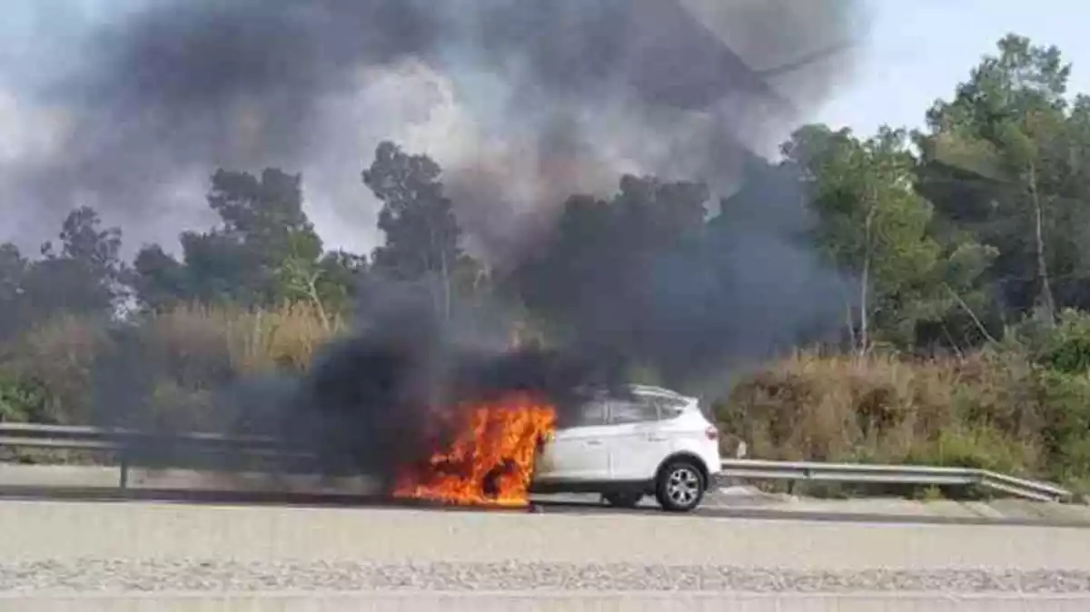 Imatge del cotxe incendiat a l'A-7 a Tarragona