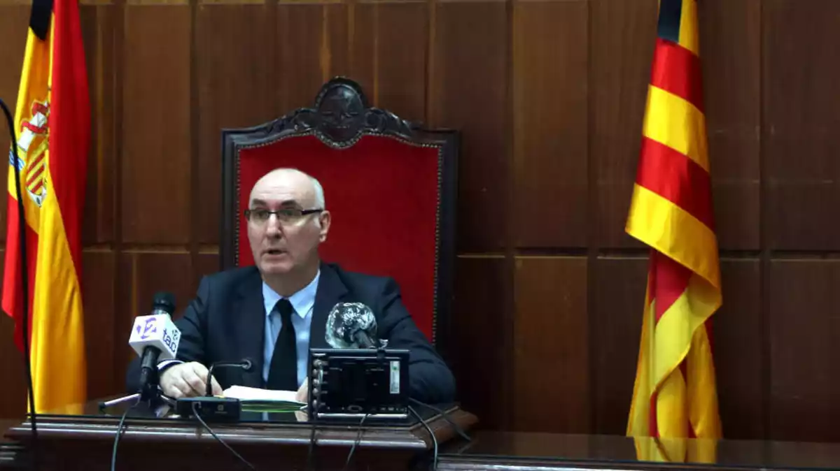Pla obert del president de l'Audiència de Tarragona, Joan Perarnau, en roda de premsa