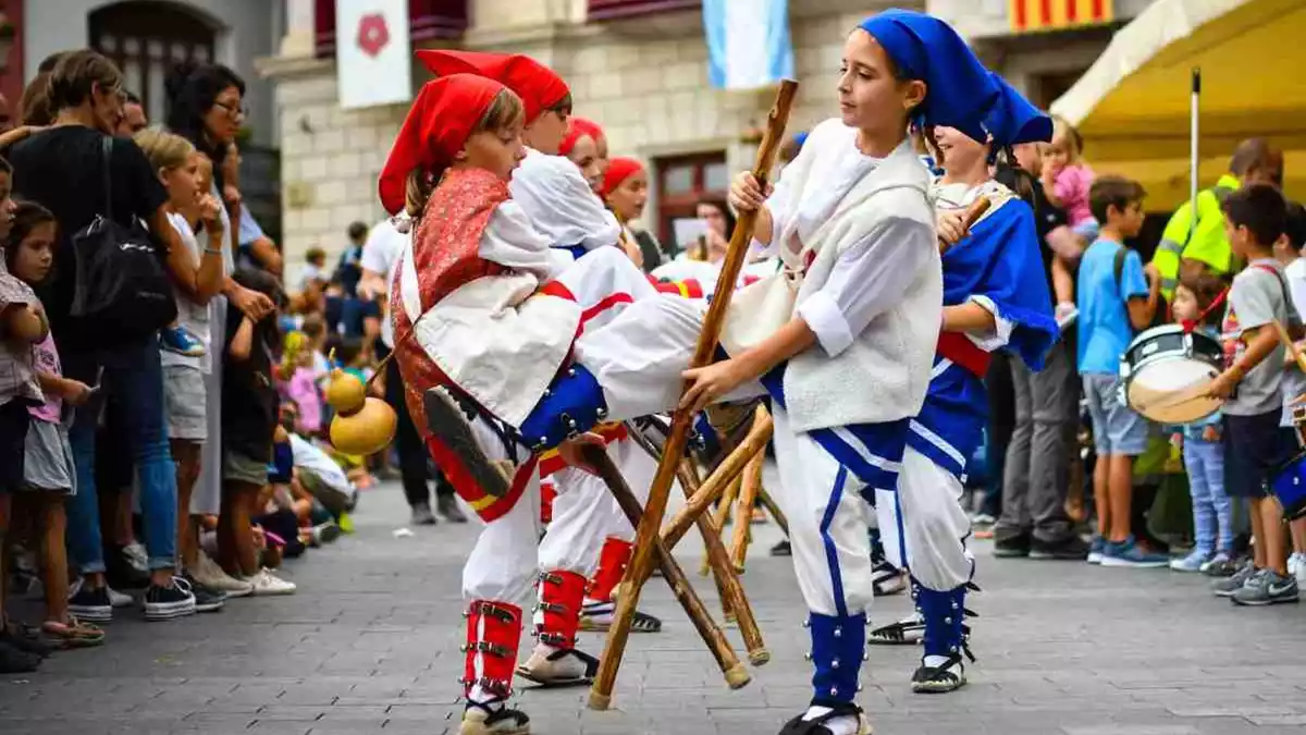 El Ball de Pastorets petit de Reus ballant a la plaça del Mercadal