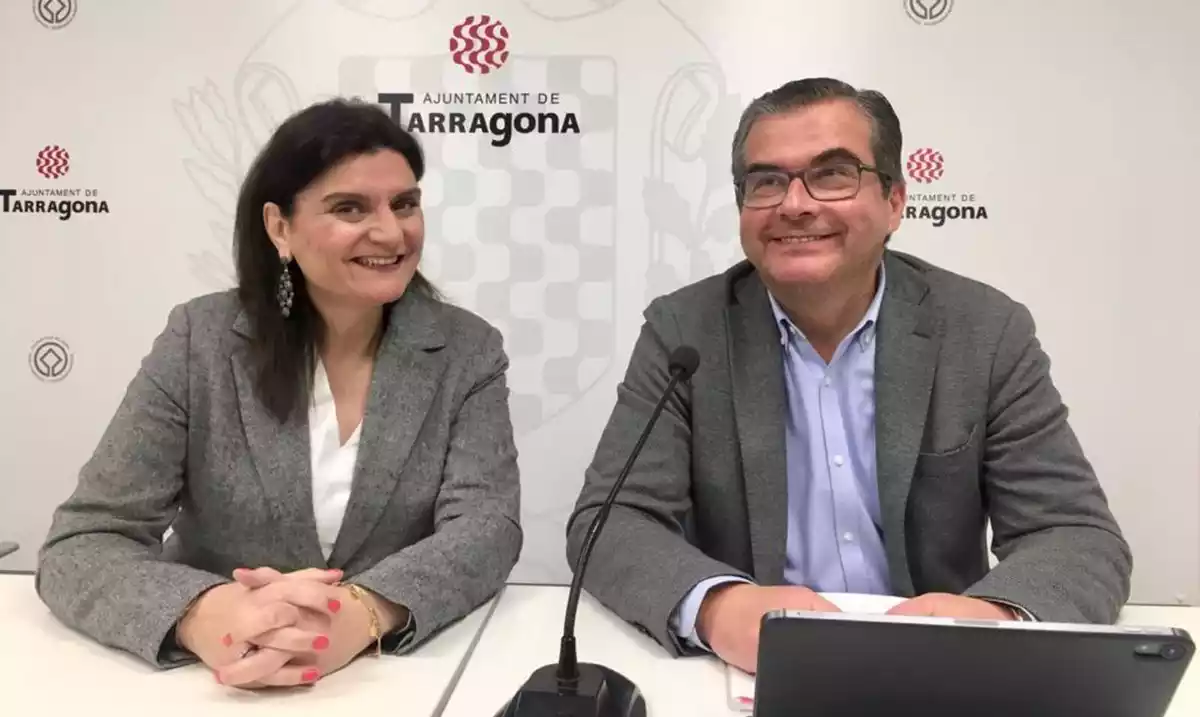 Elisa Vedrina i José Luís Martín, regidors del PP de Tarragona a la plaça de la Font