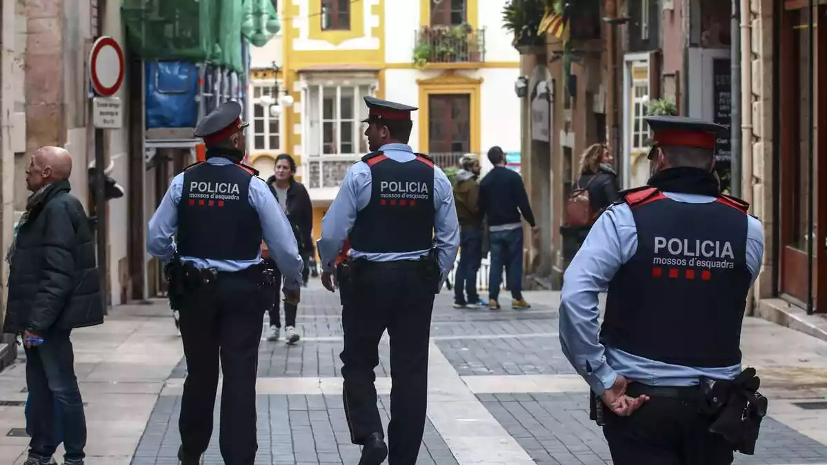 Agents dels Mossos d'Esquadra patrullant per la Part Alta de Tarragona