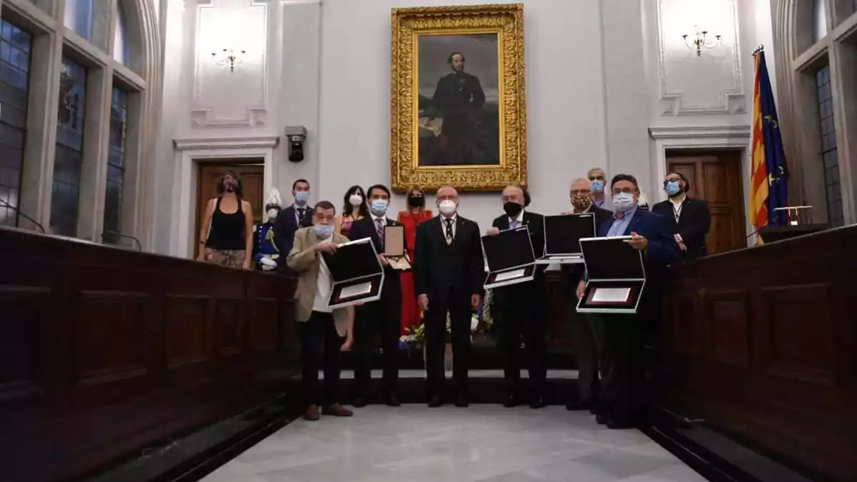 Foto de família dels guardonats amb diferents mencions honorífiques de Reus