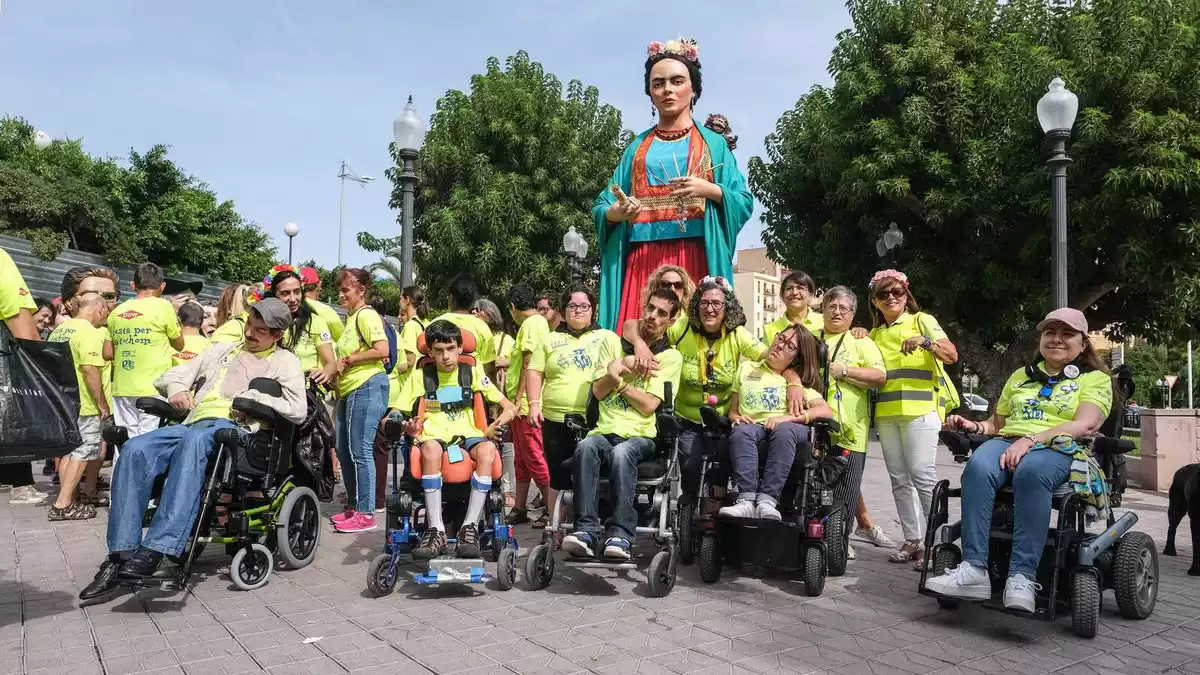 Imatge d'arxiu de la penya 'Festa per a Tothom' amb la geganta Frida