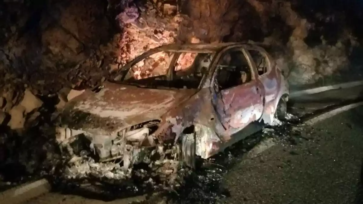 Imatge del cotxe incendiat a l'altura de l'Aleixar