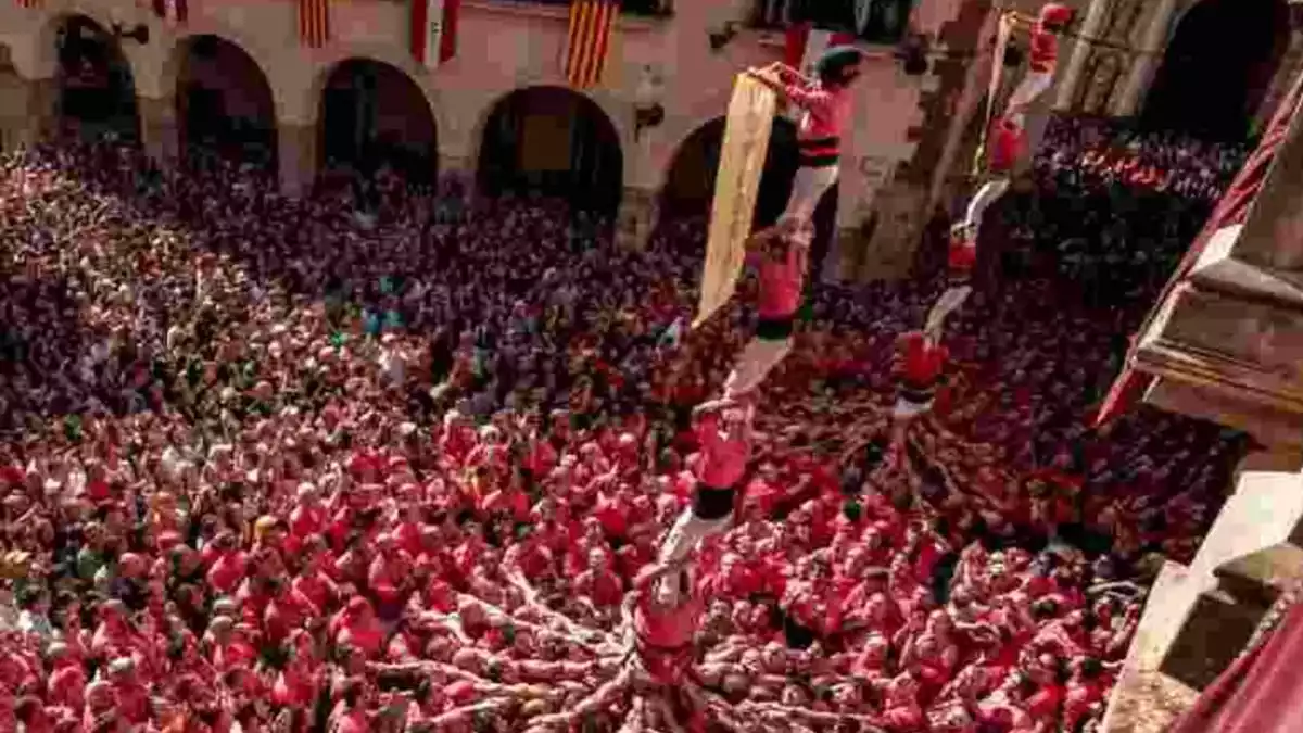 Els castellers durant la Diada de Santa Úrsula a Valls