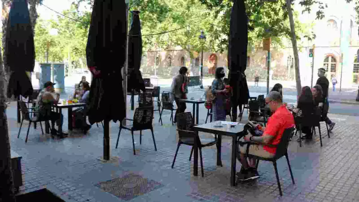 Clients en una terrassa de la Plaça Universitat de Barcelona