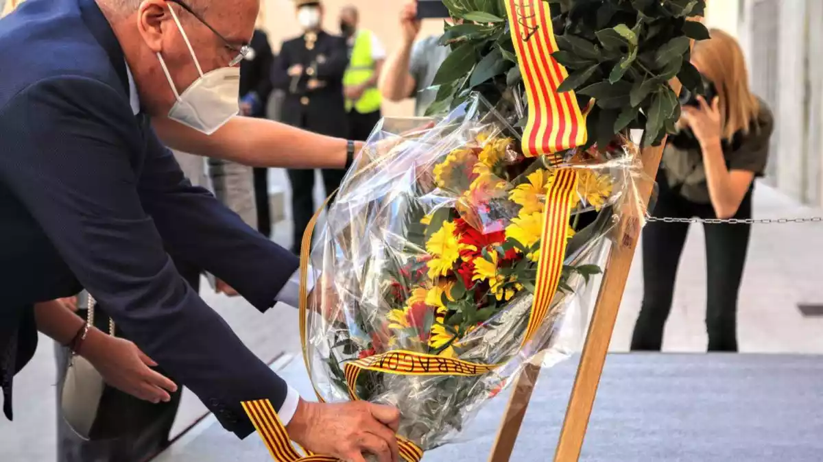 Pla detall de l'ofrena floral de l'alcalde de Reus, Carles Pellicer, amb motiu de la Diada Nacional