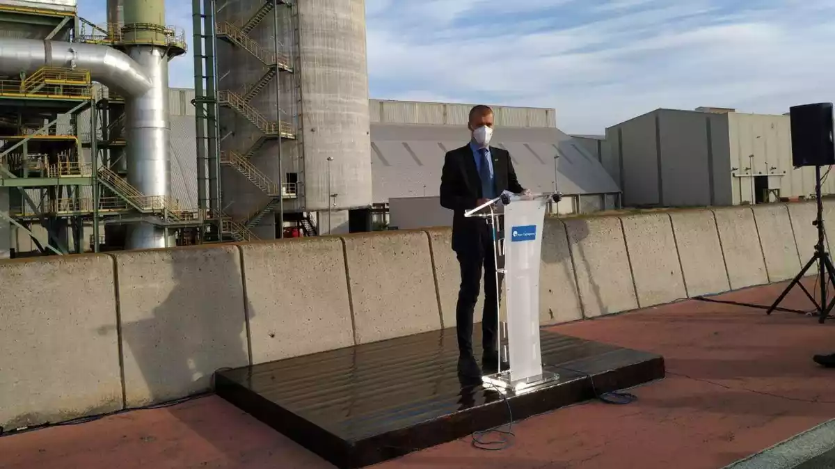 El president del Port de Tarragona, Josep Maria Cruset, durant la roda de premsa de presentació del projecte de desmantellament de la fàbrica de ciment