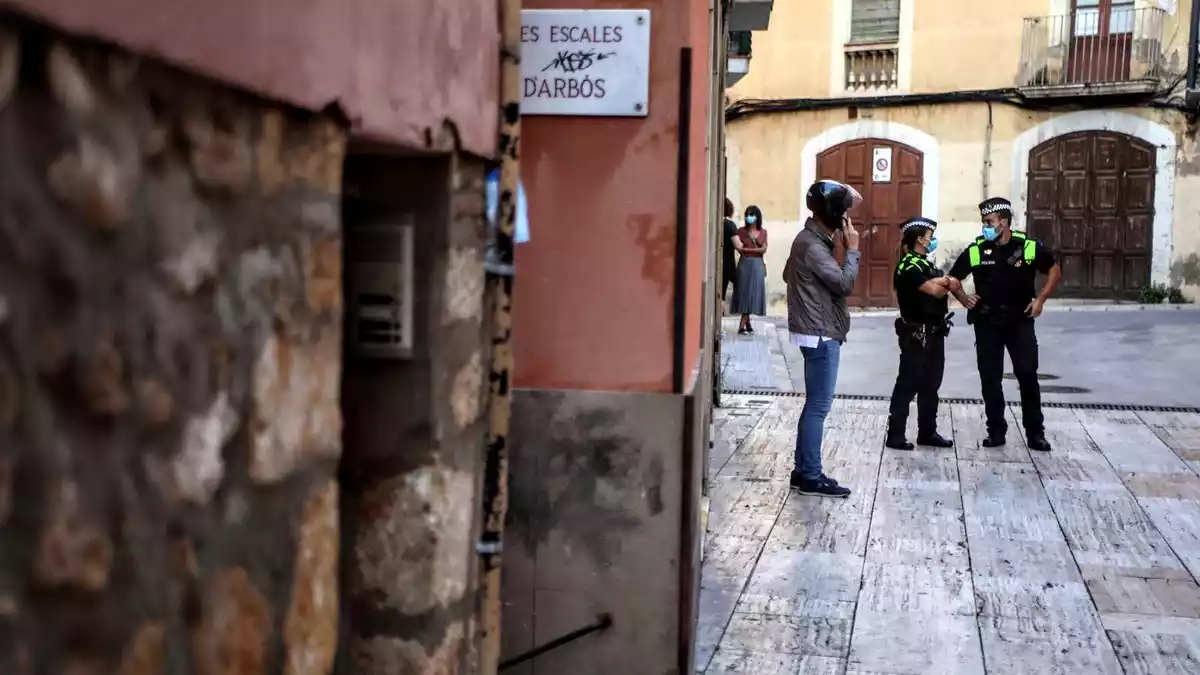 La Guàrdia Urbana de Tarragona al carrer Ferrers durant l'operatiu policial