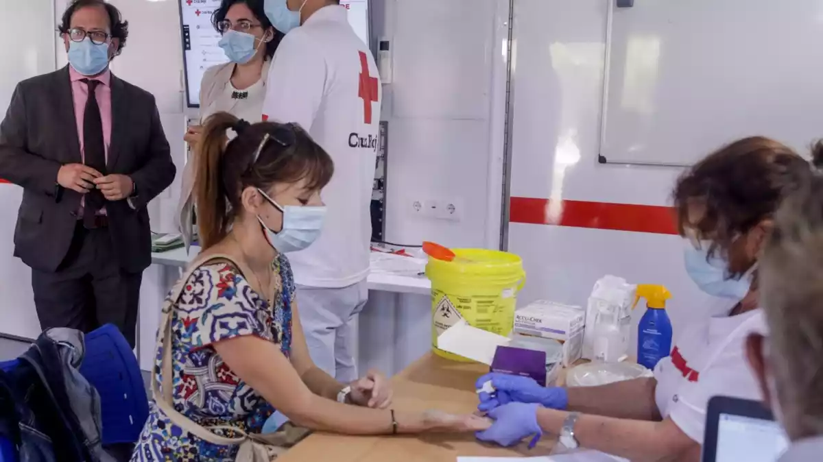 Personal de una escuela de Madrid haciéndose una PCR