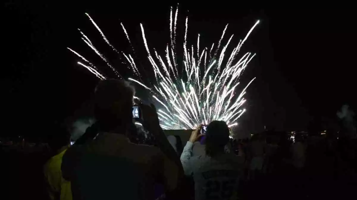 El públic mirant els focs artificials a l'Estartit durant la revetlla de Sant Joan