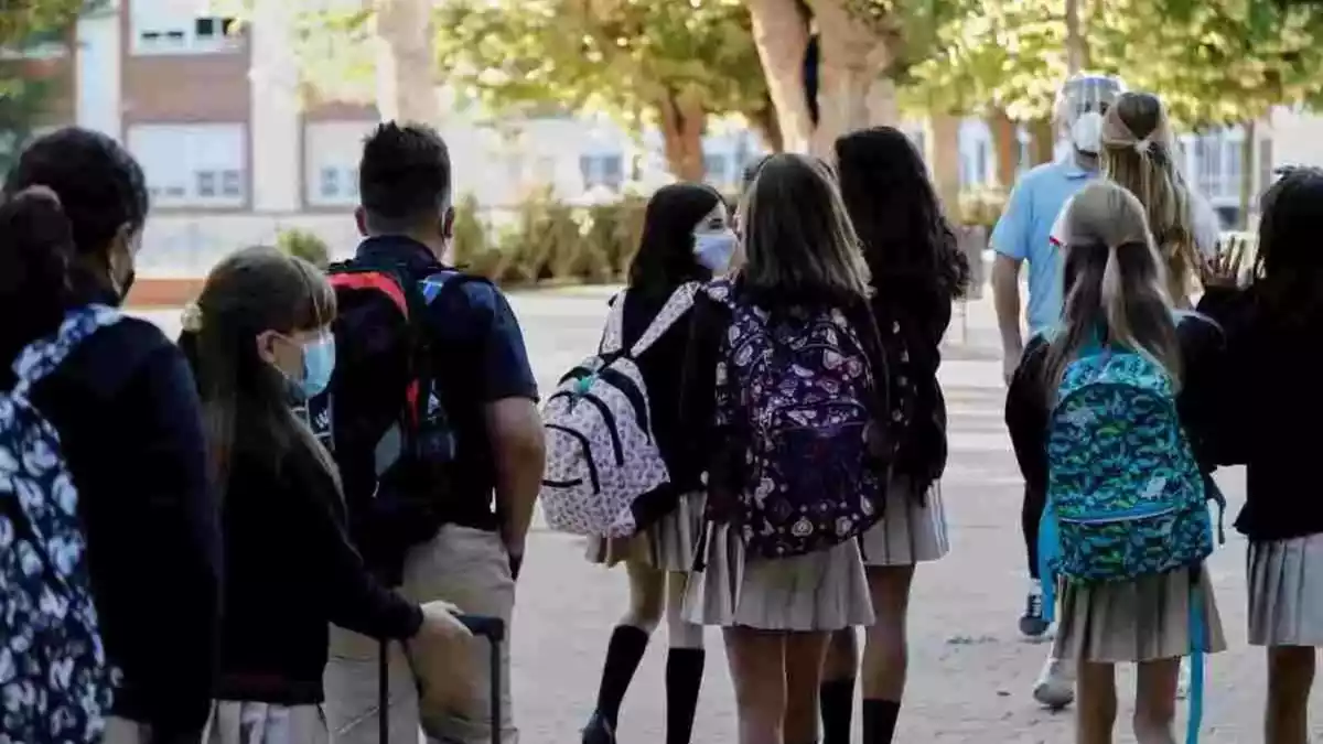 Un grup d'alumnes fent cua per entrar a l'escola