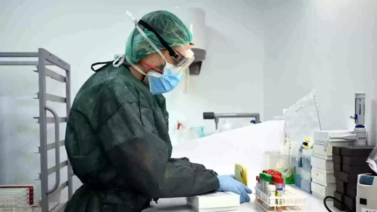Una professional sanitària vestida amb un equip de protecció contra el coronavirus