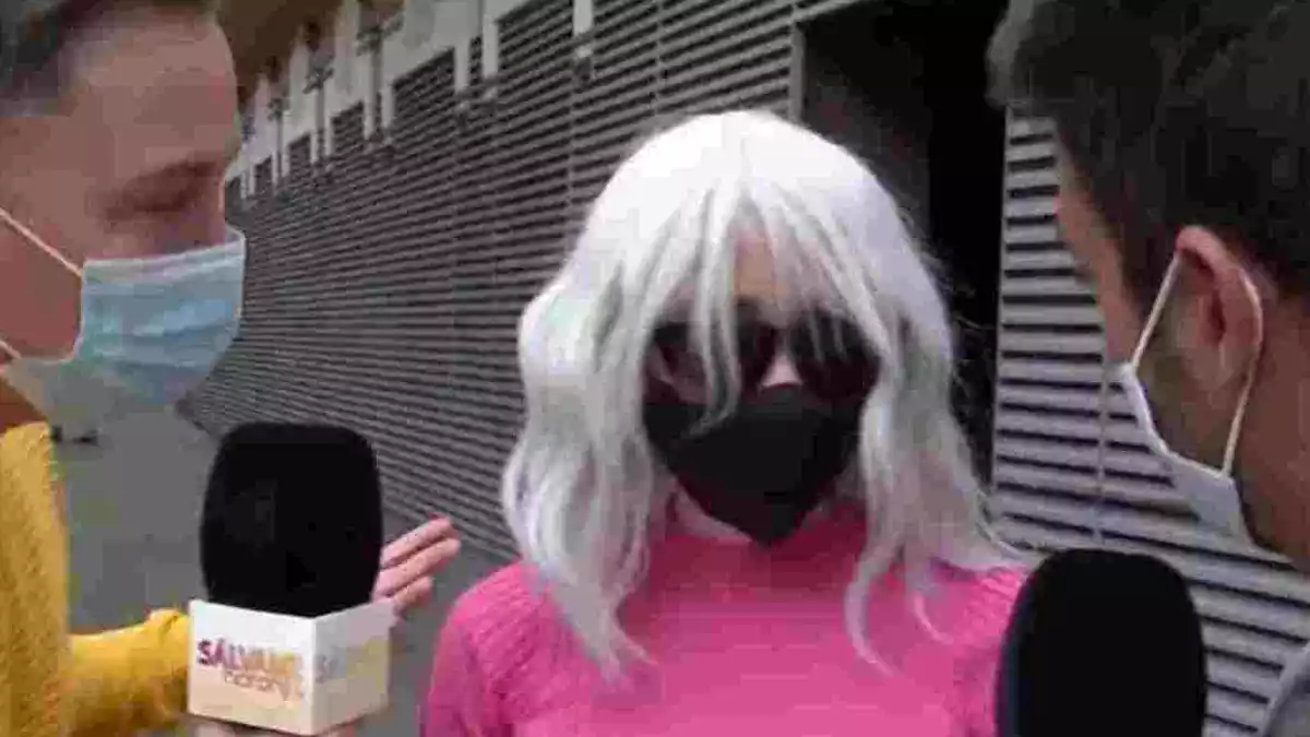 Ángela Dobrowolski, mujer de Josep María Mainat, con peluca blanca y gafas de sol atendiendo a los medios a las puertas de su casa