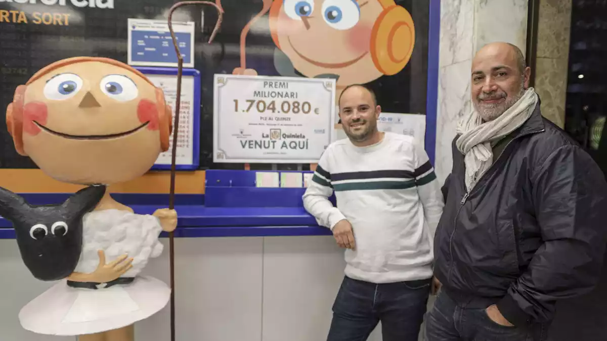 Dani Muñoz i Òscar Bausà a l'administració de loteria de La Pastoreta