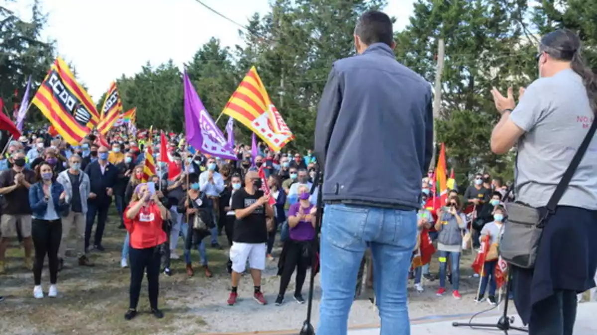 Pla general de dos representants sindicals del Penedès amb els concentrats escoltant-los a Santa Margarida i els Monjos