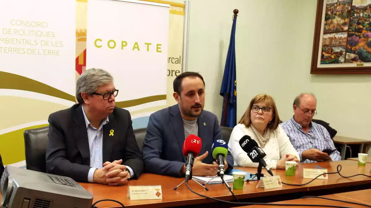 Pla general dels responsables del COPATE i el Consell Comarcal del Baix Ebre en la presentació del balanç de la campanya contra el mosquit al delta