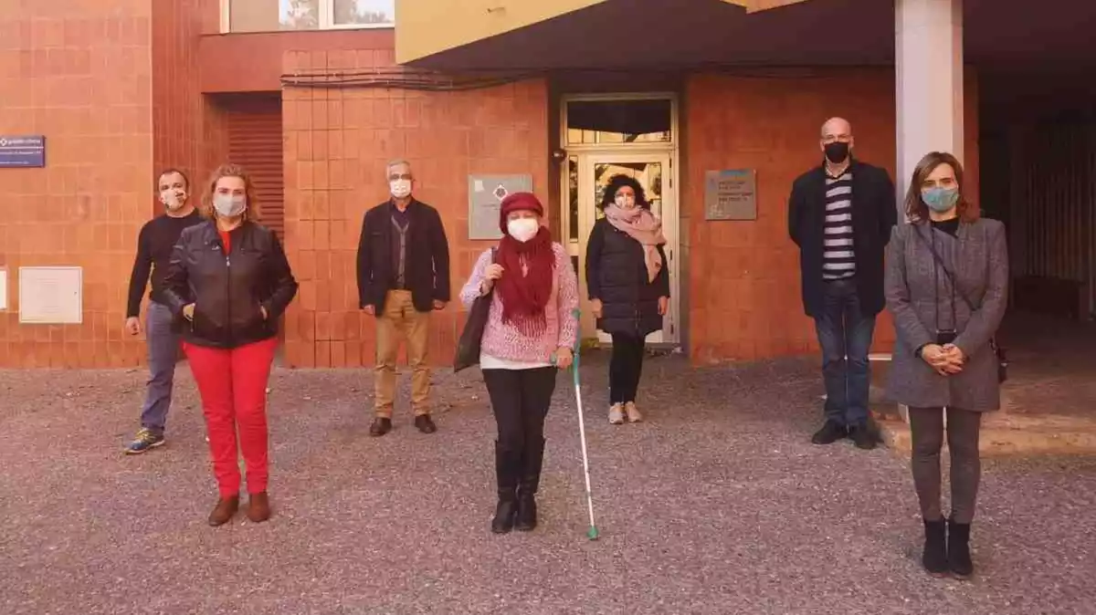 Membres del PSC de Reus davant del consultori del Barri Gaudí