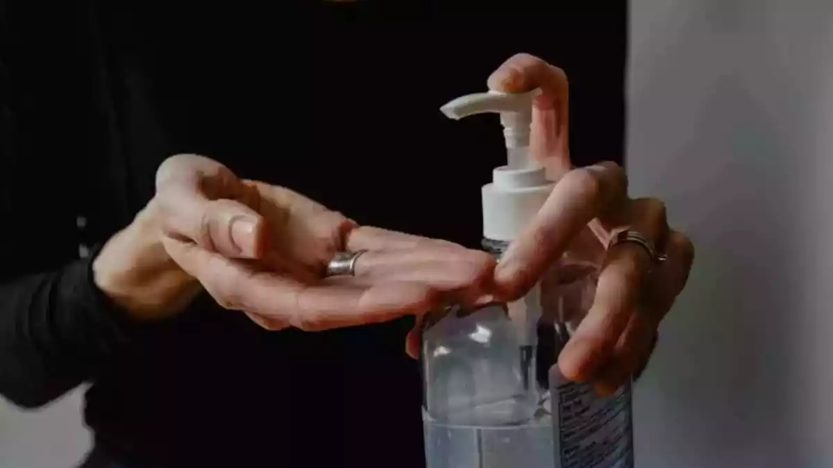 Imatge d'arxiu d'una dona rentant-se les mans amb gel desinfectant