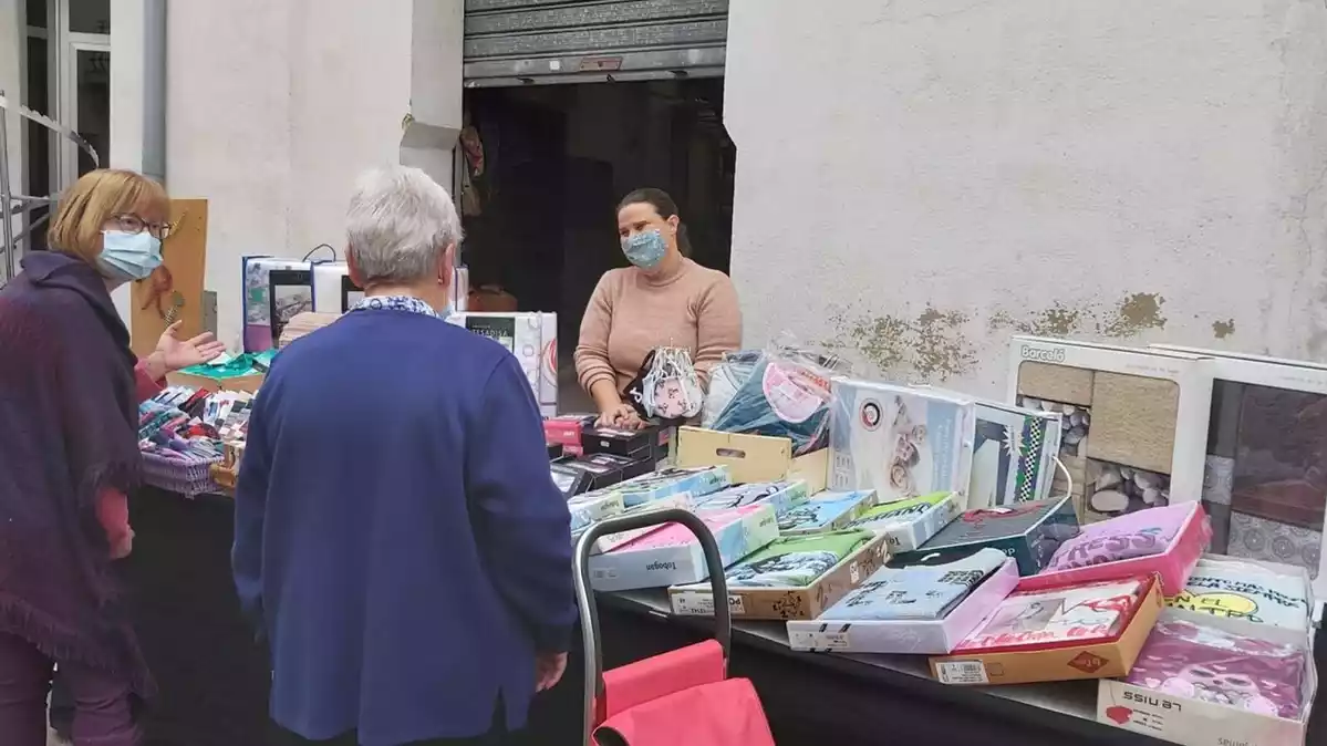 Una parada al mercat setmanal de la Bisbal.