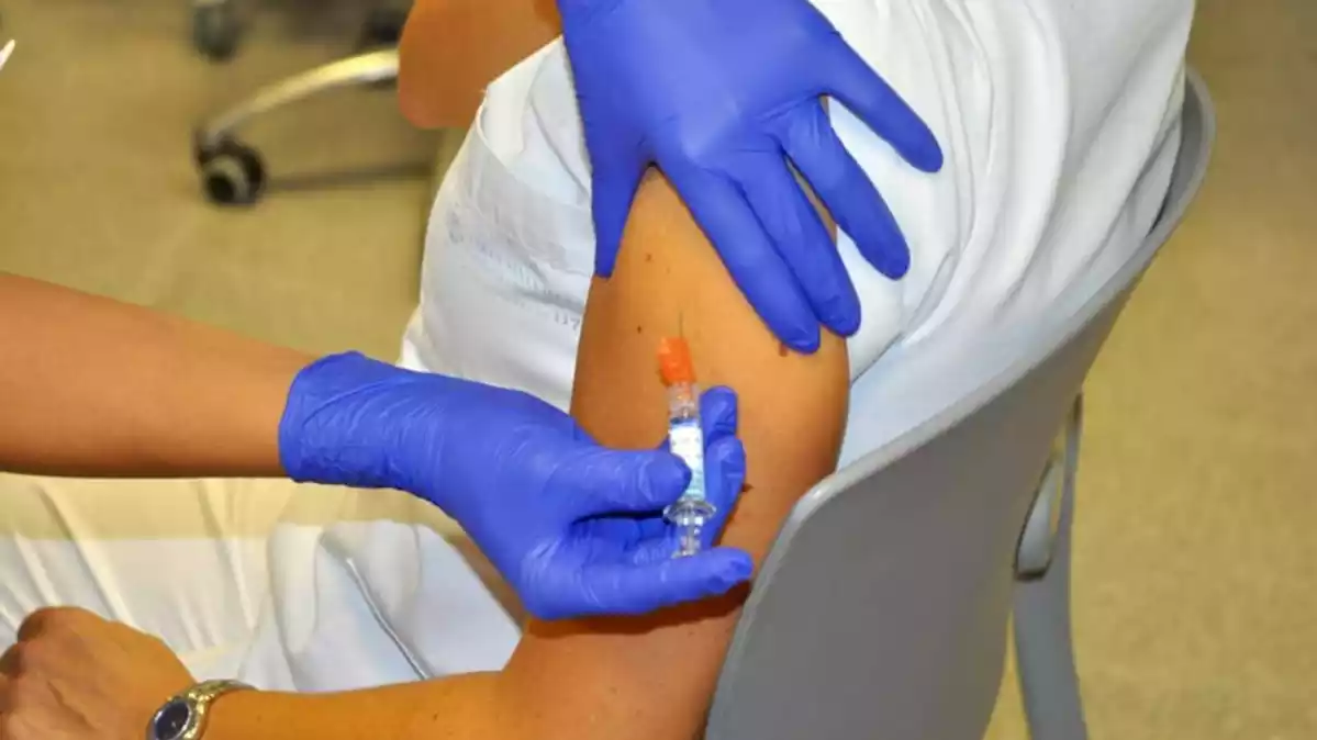 Pla detall d'una injecció de la vacuna de la grip comuna