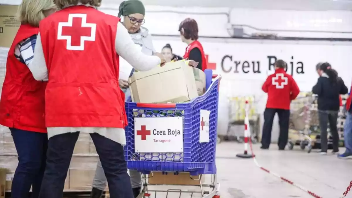 Voluntàries de Creu Roja atenen diverses persones a Tarragona