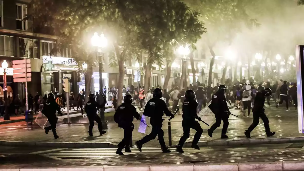 Imatge d'una càrrega policial a Tarragona arran de les protestes per la sentència dels polítics catalans