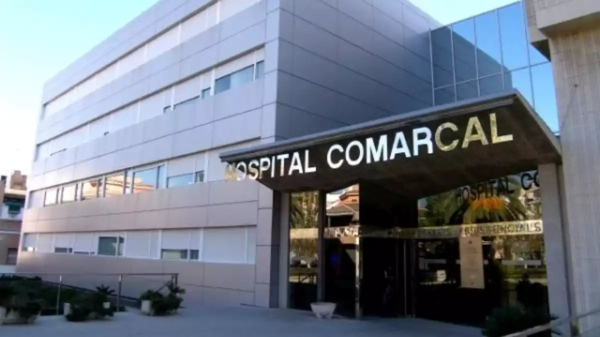 Pla general de la façana principal de l'Hospital Comarcal d'Amposta. Imatge de l'11 de juny del 2020