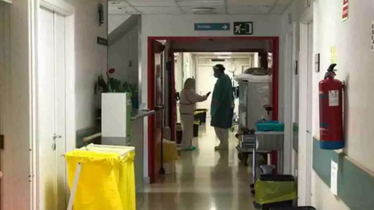 Dos treballadors de l'Hospital de Campdevànol protegits contra la Covid al passadís del centre mèdic