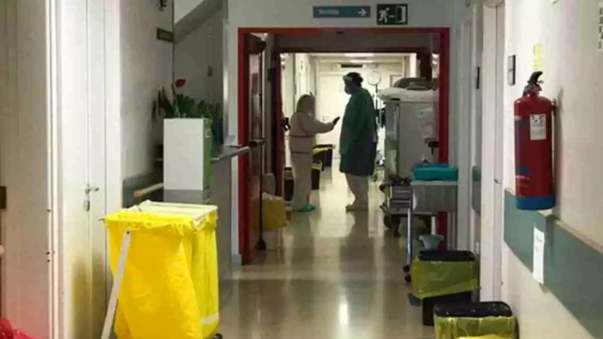 Dos treballadors de l'Hospital de Campdevànol protegits contra la Covid al passadís del centre mèdic