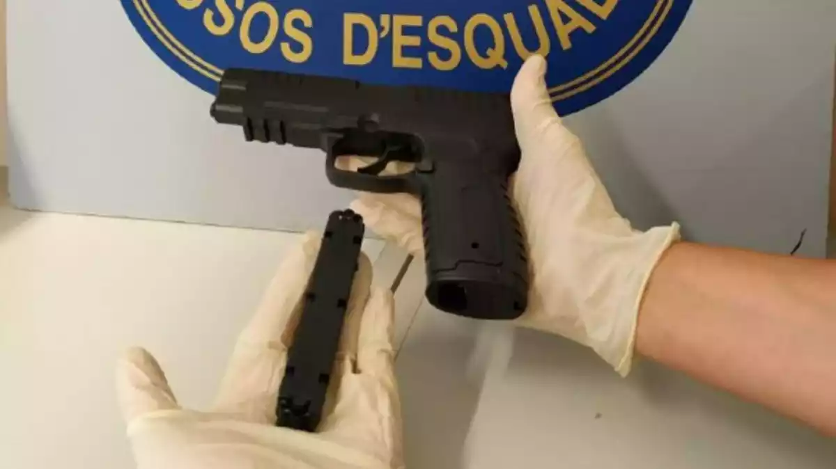Pla detall de la pistola falsa sostreta al lladre de Tarragona