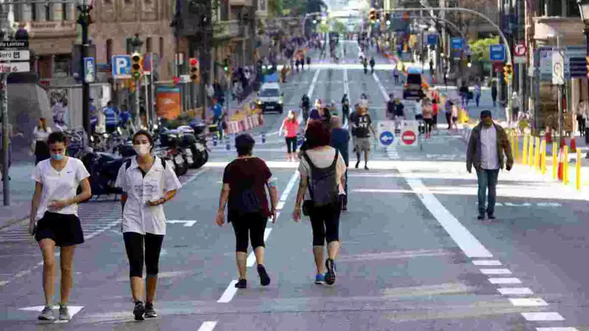 Pla general de la Via Laietana de Barcelona sense cotxes i amb persones fent un passeig, fent esport o passejant el gos