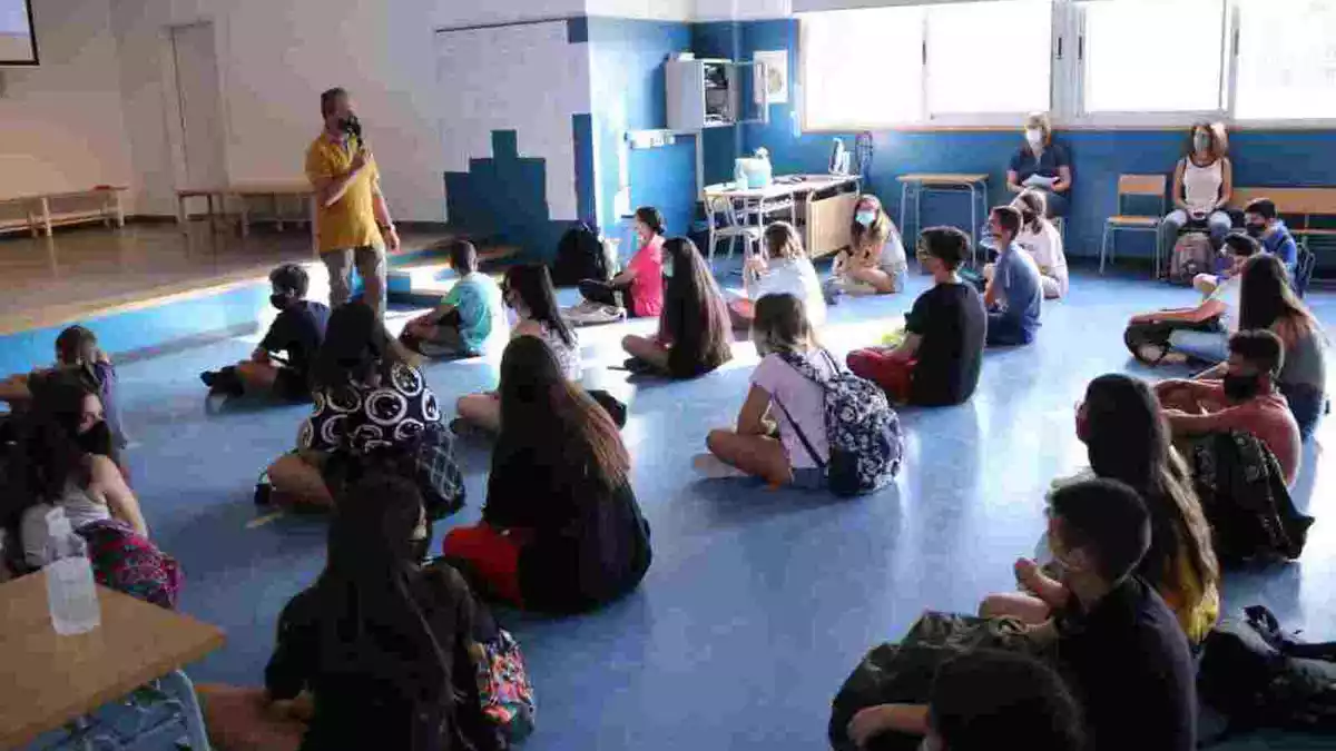 Pla general d'una reunió inicial amb alumnes d'ESO a l'institut Cristòfol Despuig de Tortosa