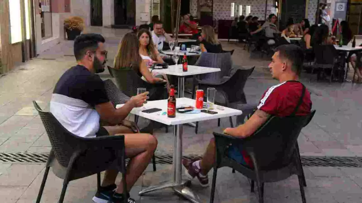 Pla obert de diverses taules a la terrassa d'un bar de Granollers el 24 d'agost de 2020