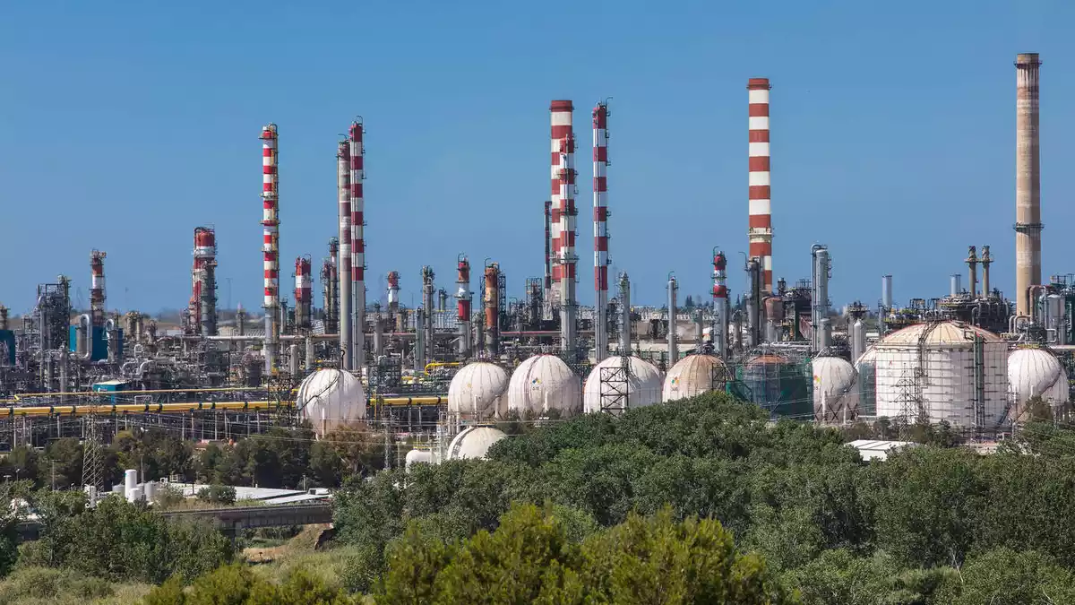 Imatge del Complex Industrial de Repsol al poligon nord