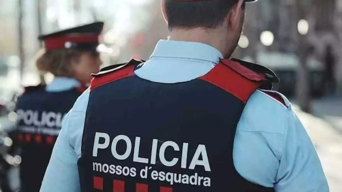 Dos agents dels mossos d'esquadra
