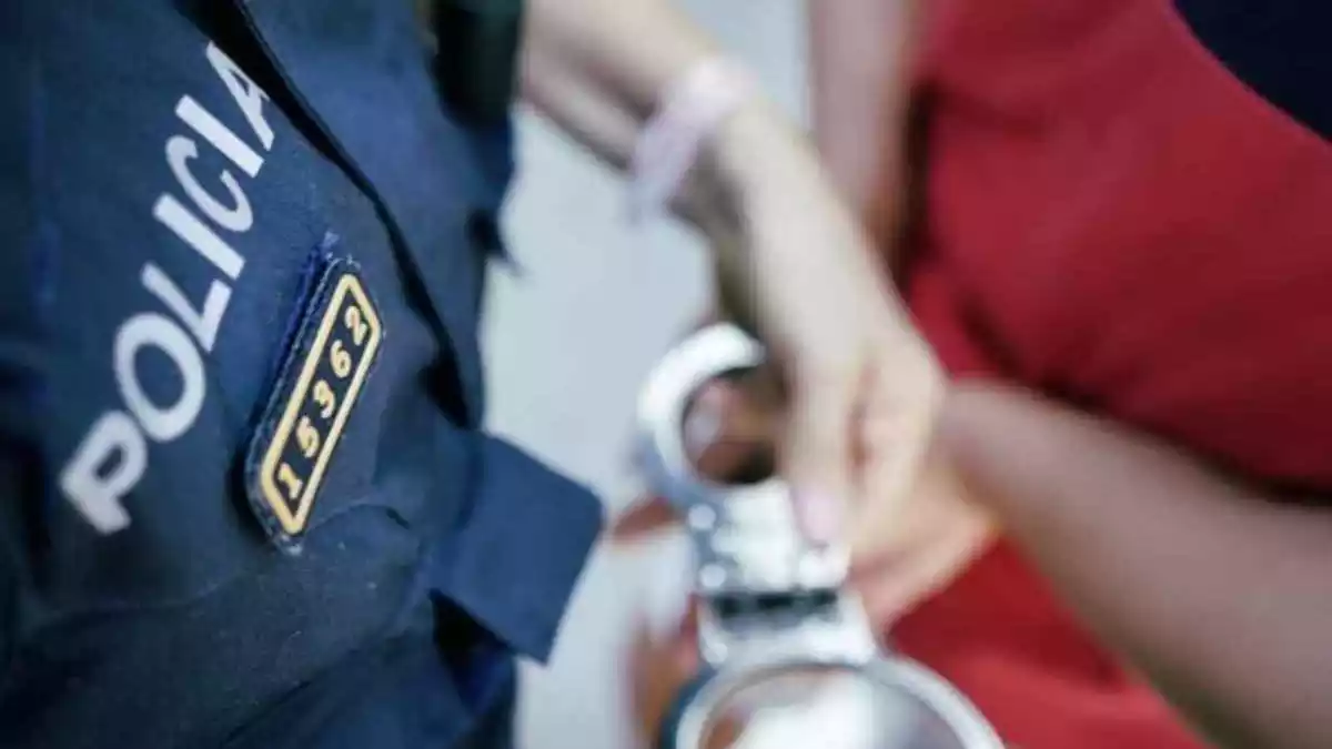 Un agent dels Mossos d'Esquadra realitzant una detenció