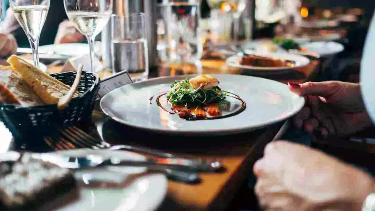 Imatge d'una taula de restaurant amb un plat en primer pla