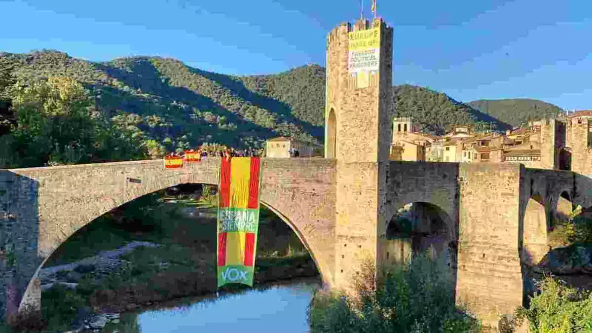 La bandera espanyola que Vox ha desplegat al pont de Besalú el 12 d'octubre del 2020