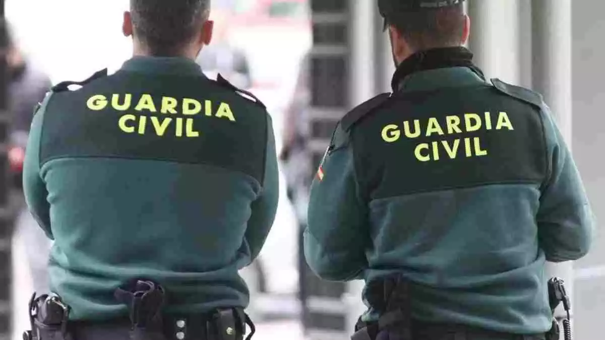 Imatge de dos agents de la Guàrdia Civil d'esquena